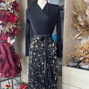 NWT-LulaRoe-DeAnne Stunning Black and Gold Foiled Flowers, Wrap Long Sleeve Gown